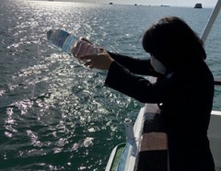 代行散骨の様子