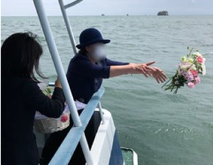 海洋散骨の様子