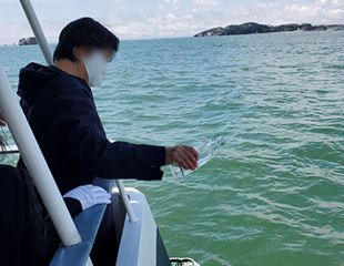 海洋散骨の様子