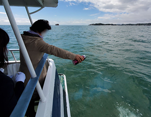 海洋散骨の様子