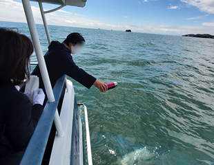 海洋散骨の様子