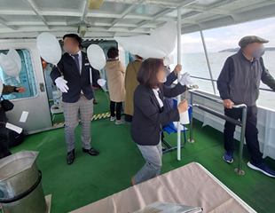 海洋散骨の様子