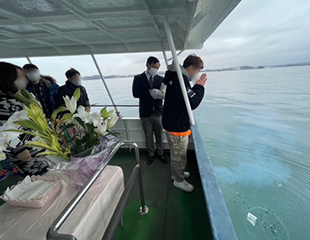 海洋散骨の様子