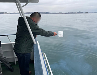 海洋散骨の様子