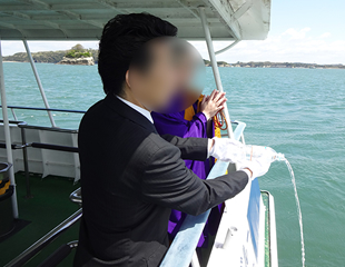 供養散骨の様子