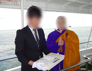 供養散骨の様子