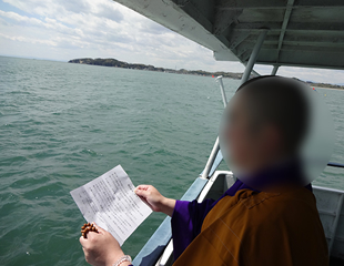 供養散骨の様子